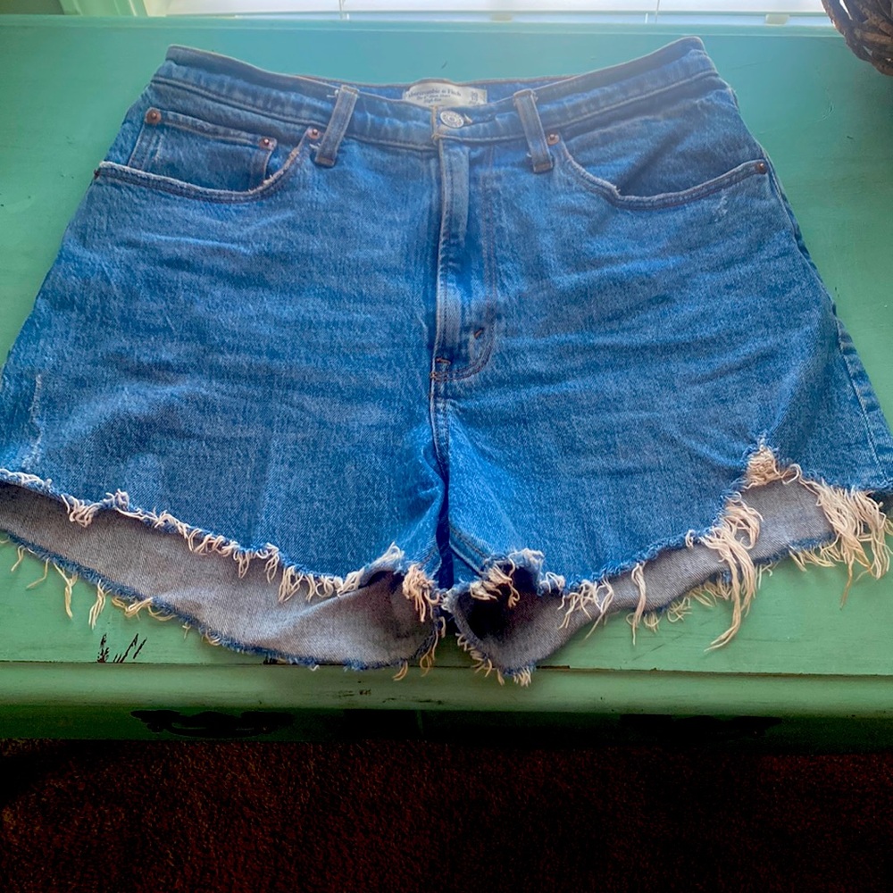 Abercrombie Curve Love 4 in Mom Short High Rise